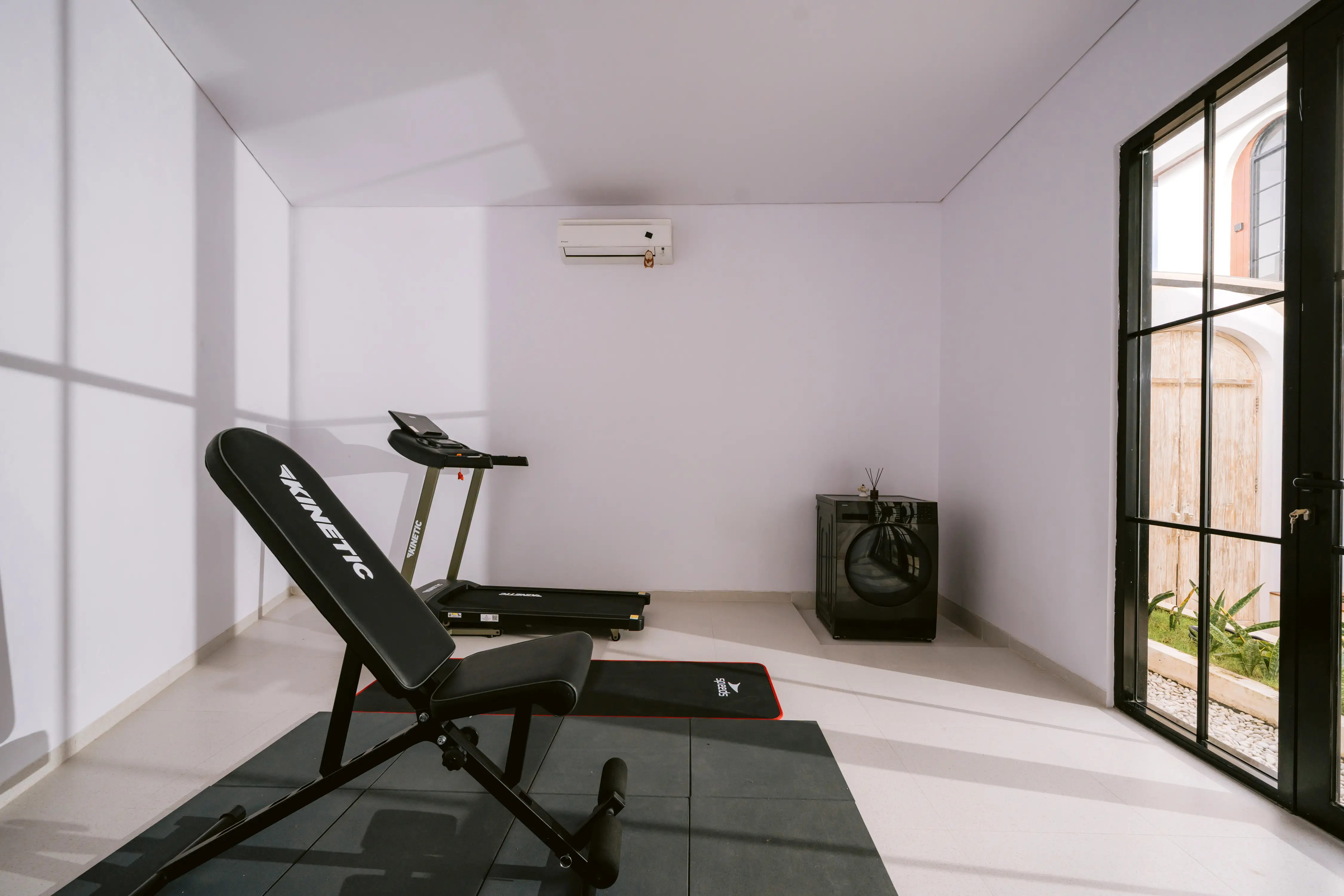 Symmetric view of arched grid headboard