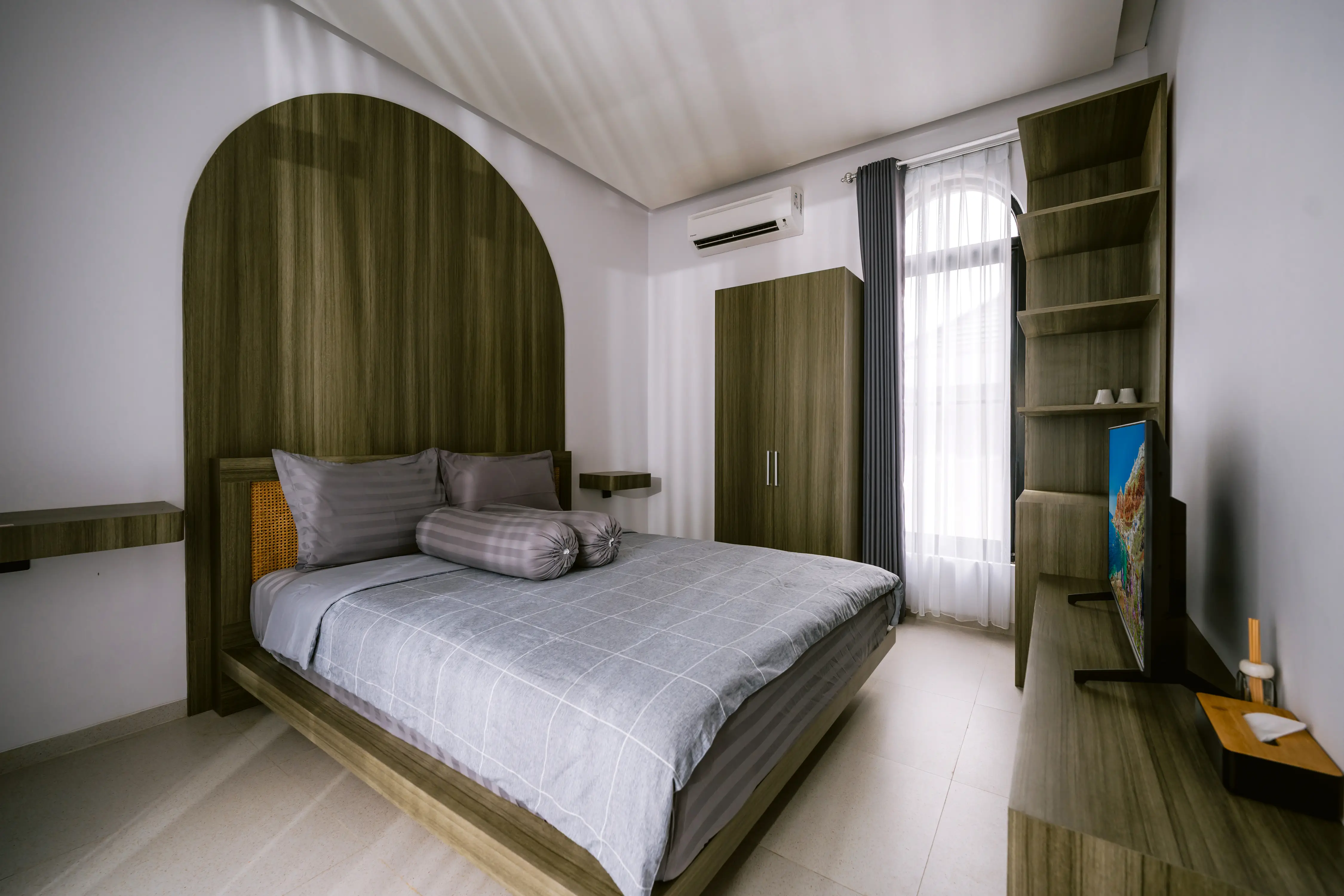 Garden Suite overview with wardrobe and bed