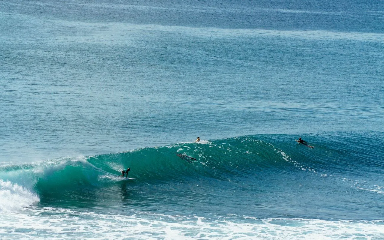 Surfing Pemula di Bali: Ombak Mudah yang Terjangkau dari Nusa Dua