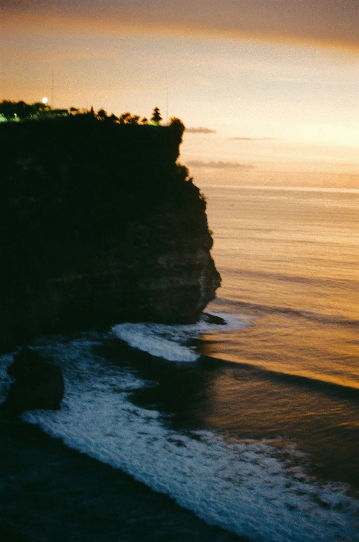 Uluwatu Saat Sunset: Timing, Kecak & Makan Malam